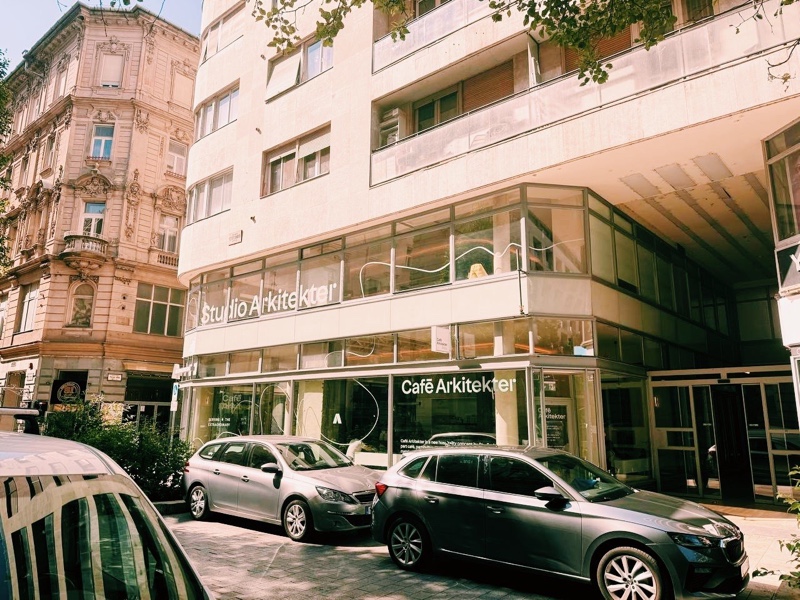 Фасад дома Герлоци с вывеской Café Arkitekter и Studio Arkitekter