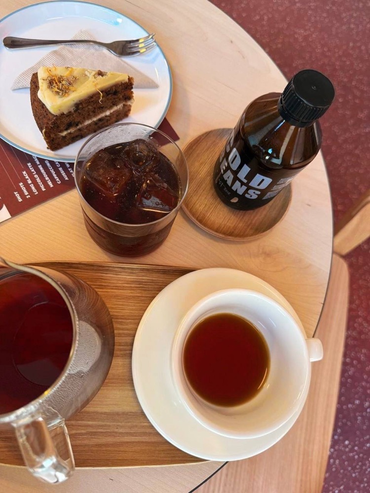 Наш заказ — колд брю, V60 и кусочек торта