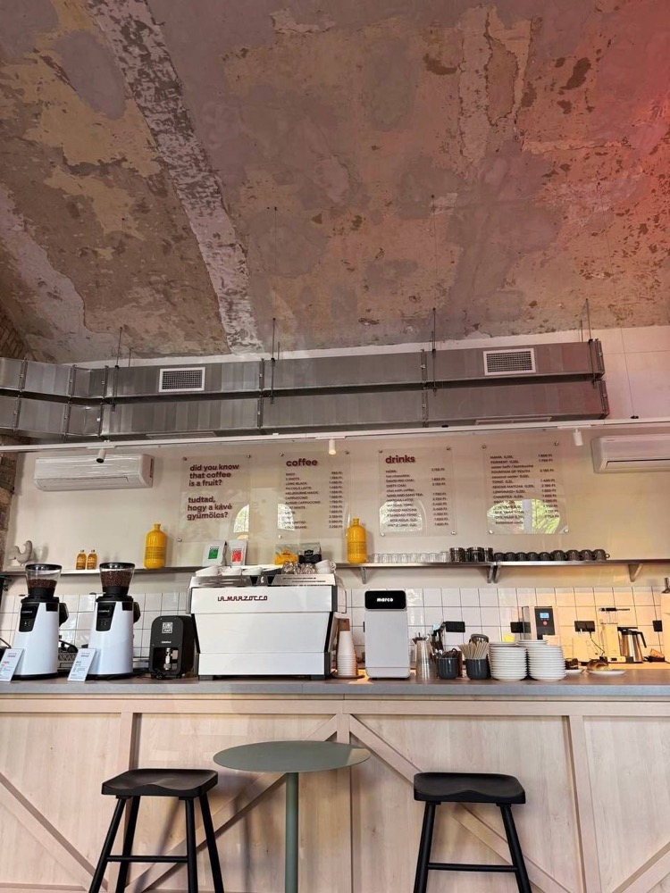 Меню Coffee Capital и оборудование La Marzocco