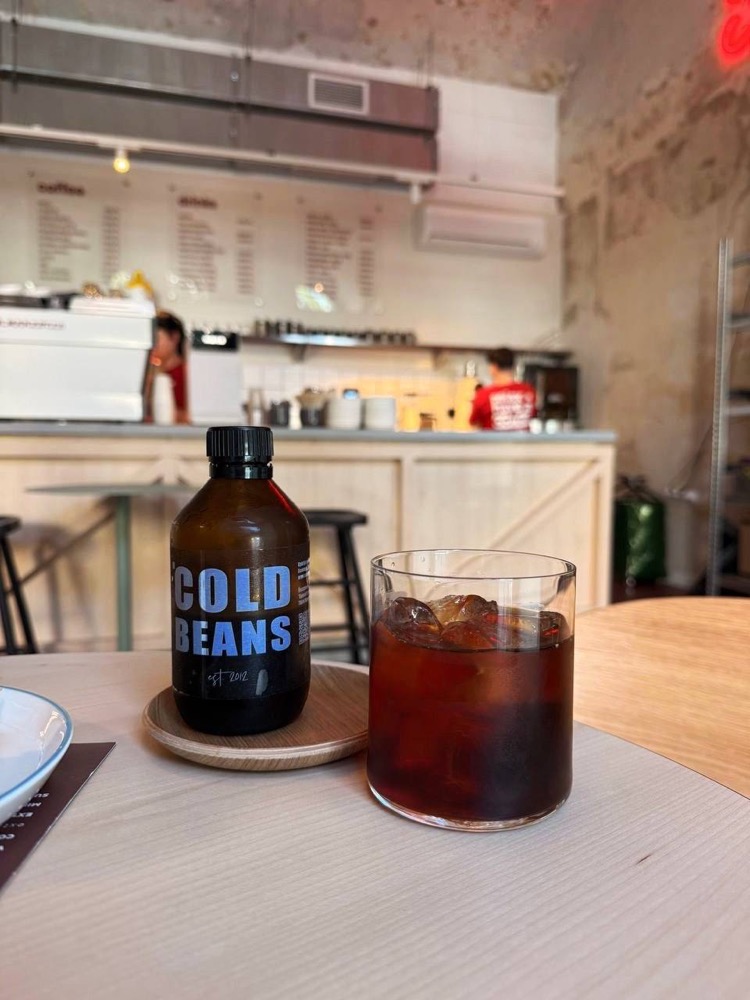 Cold Beans колд брю на столике