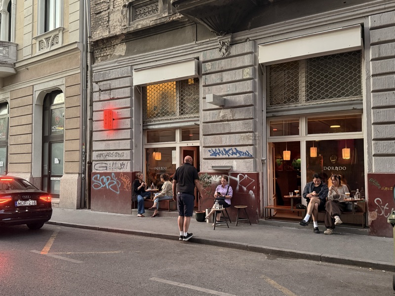 Café Dorado на улице Klauzál в еврейском квартале Будапешта