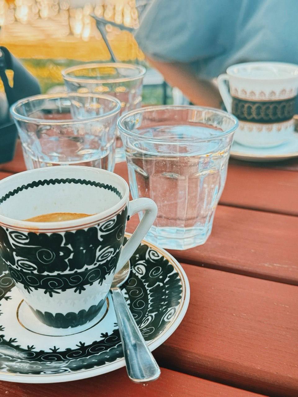 Kultúr 2 Bisztró — кофе в винтажной чашке