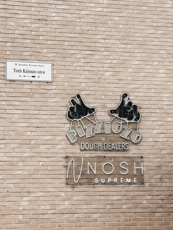 Фасад Pizziozo и Nosh Supreme на Тóт Кальман утца