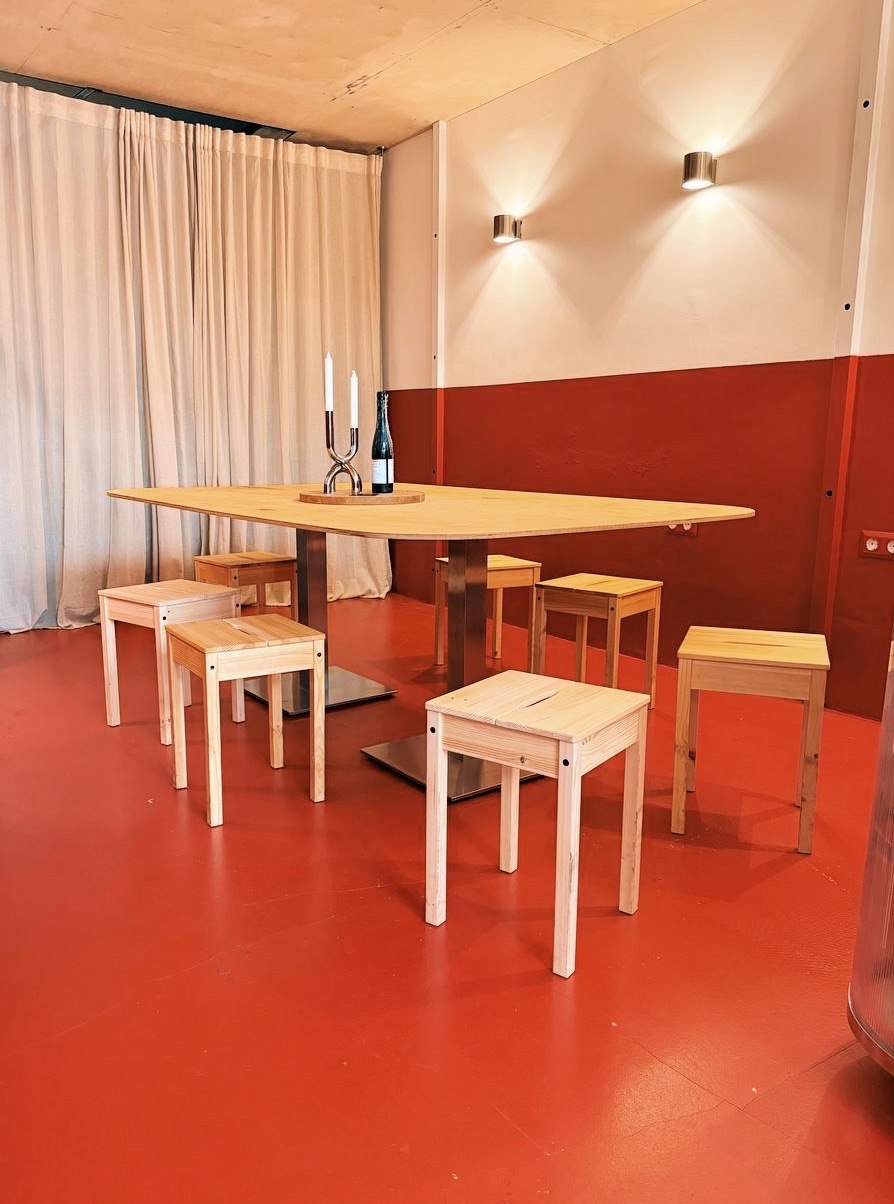 PicoPico Cafe — интерьер в красных тонах