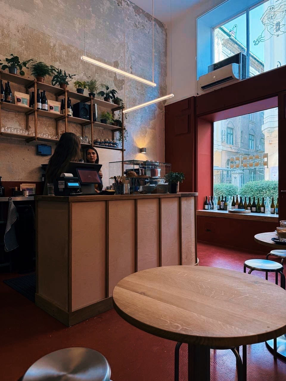 PicoPico Cafe — голуби на окнах